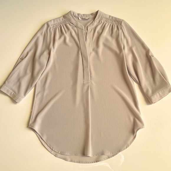 Mandee blouse crepe textured fabric, V-neck, scalloped bottom, 3/4 long - Picture 1 of 11